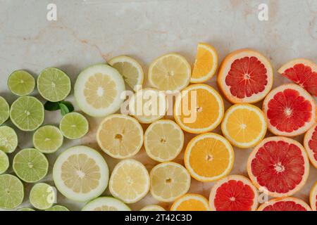 Una vivace esposizione di agrumi, composta da limoni e limoni in vari tipi su un tavolo di legno Foto Stock