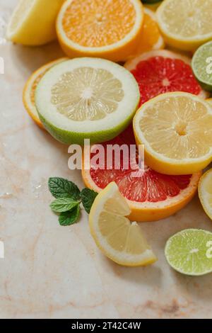 Una vivace esposizione di agrumi, composta da limoni e limoni in vari tipi su un tavolo di legno Foto Stock