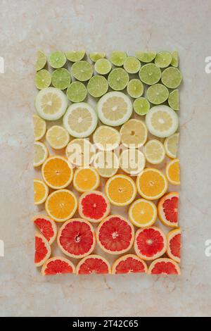 Una vivace esposizione di agrumi, composta da limoni e limoni in vari tipi su un tavolo di legno Foto Stock