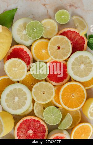Una vivace esposizione di agrumi, composta da limoni e limoni in vari tipi su un tavolo di legno Foto Stock