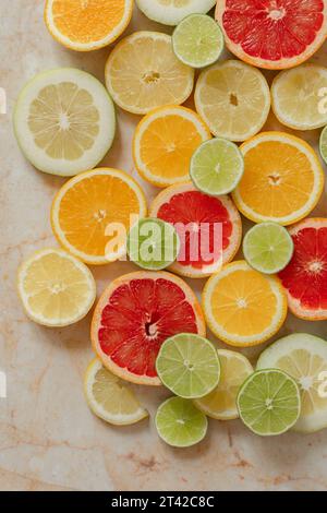 Una vivace esposizione di agrumi, composta da limoni e limoni in vari tipi su un tavolo di legno Foto Stock