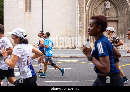 Una folla che partecipa a una gara di corsa per le strade di Valencia, Spagna Foto Stock