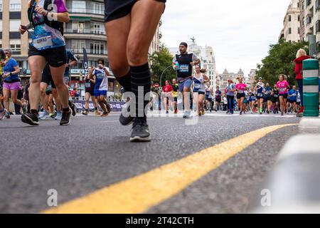 Una folla che partecipa a una gara di corsa per le strade di Valencia, Spagna Foto Stock