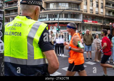 Una folla che partecipa a una gara di corsa per le strade di Valencia, Spagna Foto Stock