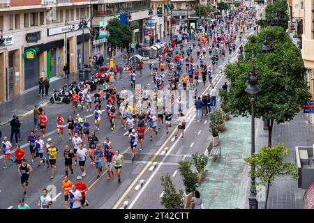 Una folla che partecipa a una gara di corsa per le strade di Valencia, Spagna Foto Stock