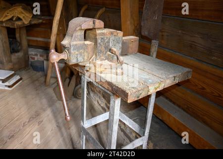 Una morsa in una vecchia officina. Foto Stock