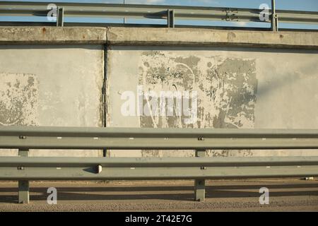 Paraurti lungo l'autostrada. Recinzione stradale. Architettura di trasporto sicura. Autostrada in estate. Foto Stock