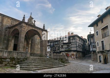 Pittoresco villaggio con strade e case in pietra di origine medievale e rurale. La Alberca a Salamanca, Spagna. Foto Stock