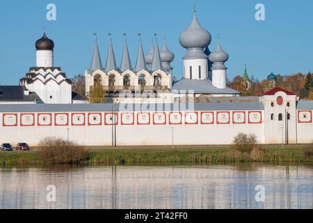 Vista del campanile dell'antico monastero dell'assunzione di Tikhvin dal lato del lago Tabory in un soleggiato giorno di ottobre. Regione di Leningrado, Russia Foto Stock