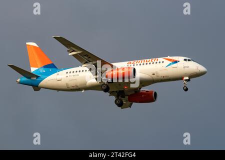 SAN PIETROBURGO, RUSSIA - 24 OTTOBRE 2023: Volo aereo Sukhoi SuperJet 100-95B "Irtysh" (RA-89095) delle compagnie aeree Azimut in un cielo grigio nuvoloso Foto Stock