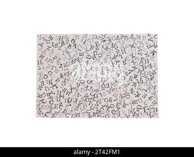un foglio di carta con le lettere dell'alfabeto disposte casualmente su uno sfondo trasparente Foto Stock