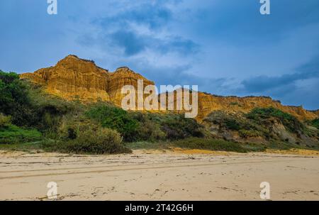 Una vista mozzafiato della bellezza naturale della costa atlantica del Portogallo vicino a Lisbona Foto Stock