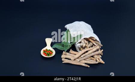 Ashwagandha Dry Root Medicinal Herb con foglie fresche, noto anche come Withania Somnifera, Ashwagandha, Ginseng indiano, Poison Gooseberry, o Winter che Foto Stock