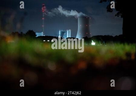 Rheinberg, Germania. 28 ottobre 2023. La centrale di cogenerazione STEAG di Duisburg-Walsum è visibile da Rheinberg. Credito: Fabian Strauch/dpa/Alamy Live News Foto Stock