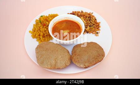 Cibo indiano - puri Bhaji e kheer. Ricetta piccante di patate semi secche dell'India settentrionale nota anche come Batata o Aloo ki Sabji, curry di patate o dum alu curry Foto Stock