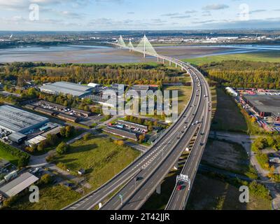 Vista aerea del traffico al Mersey Gateway Bridge, Runcorn, Cheshire, Inghilterra Foto Stock