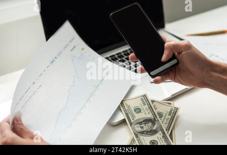 Business man trader analista di investitori che utilizza l'analisi di app per telefoni cellulari per l'analisi del mercato finanziario delle criptovalute, grafico dell'indice dei dati di trading su Foto Stock