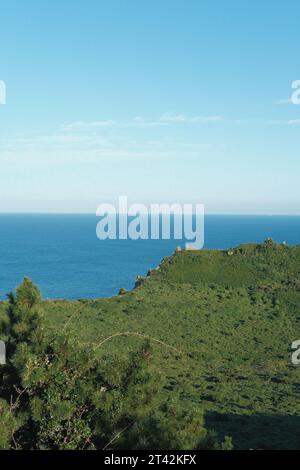 Vista aerea di una splendida isola tropicale circondata da un vasto oceano blu Foto Stock