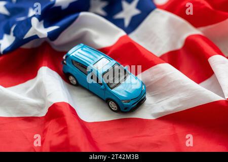 Auto e stelle colorate su sfondo blu, soldi americani per auto di salvataggio Foto Stock
