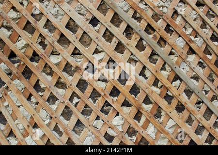 sfondo in rete di legno su una vecchia casa fatta di travi in legno Foto Stock