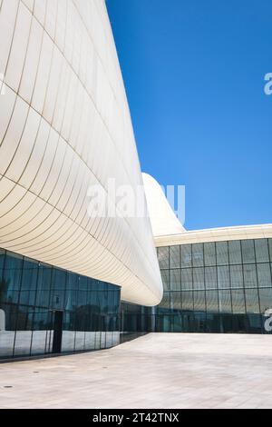 Vista grafica astratta delle curve e dei dettagli del vetro. Presso la sala per le arti del centro Heydar Aliyev a Baku, Azerbaigian. Foto Stock