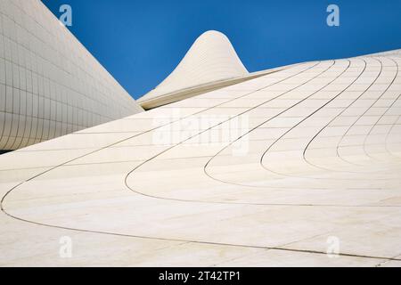 Vista grafica astratta delle numerose curve bianche intersecanti della facciata. Presso la sala per le arti del centro Heydar Aliyev a Baku, Azerbaigian. Foto Stock