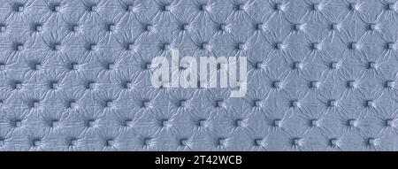 Texture di sfondo in pelle blu chiaro con motivo maiuscolo, macro. Tessuto in denim di stile retrò Chesterfield. Sfondo in tessuto vintage. Foto Stock