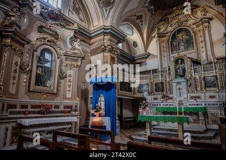 La piccola ma preziosa Chiesa di San Giacomo Apostolo, detta anche della Santissima Trinità, costruita nel XIII secolo, si trova nella piazza principale del centro storico di San Giacomo Apostolo Foto Stock