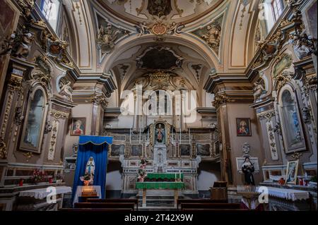 La piccola ma preziosa Chiesa di San Giacomo Apostolo, detta anche della Santissima Trinità, costruita nel XIII secolo, si trova nella piazza principale del centro storico di San Giacomo Apostolo Foto Stock