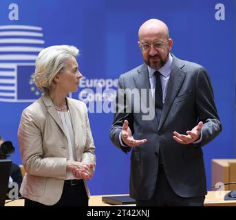 Bruxelles, Belgio. 27 ottobre 2023. Il presidente della Commissione europea Ursula von der Leyen (L) parla con il presidente del Consiglio europeo Charles Michel in occasione del vertice dell'UE a Bruxelles, in Belgio, il 27 ottobre 2023. I leader europei venerdì hanno chiesto "pause per i bisogni umanitari” per consentire l'accesso agli aiuti a Gaza attraverso corridoi umanitari.A SEGUIRE "l'UE chiede pause nei bombardamenti a Gaza per consentire l'accesso agli aiuti umanitari” credito: Zhao Dingzhe/Xinhua/Alamy Live News Foto Stock