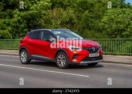 2021 Rosso Nero Renault Captur iconico DCI, Blu DCI 95 Start/Stop Car SUV Diesel 1461 cc; viaggia a velocità sostenuta sull'autostrada M6 a Greater Manchester, Regno Unito Foto Stock