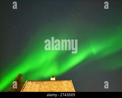 L'aurora boreale su un tetto, Tromso, Troms og Finnmark, Norvegia Foto Stock