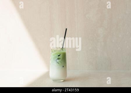 Primo piano di un latte matcha su un tavolo alla luce del sole Foto Stock