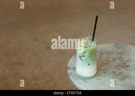 Primo piano di un latte matcha su un tavolo di marmo Foto Stock