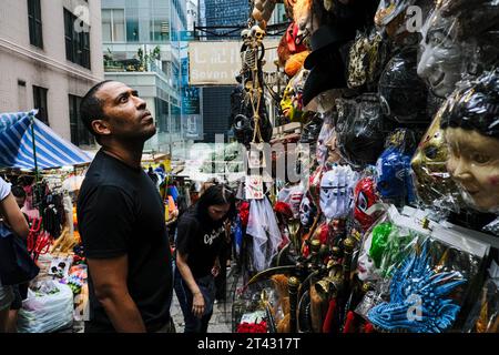 Hong Kong, Cina. 28 ottobre 2023. Un uomo fa acquisti per i costumi di halloween presso un venditore locale. (Immagine di credito: © Keith Tsuji/ZUMA Press Wire) SOLO USO EDITORIALE! Non per USO commerciale! Foto Stock