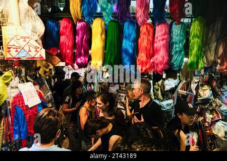 Hong Kong, Cina. 28 ottobre 2023. La gente di Hong Kong acquista i costumi di halloween presso un venditore locale. (Immagine di credito: © Keith Tsuji/ZUMA Press Wire) SOLO USO EDITORIALE! Non per USO commerciale! Foto Stock