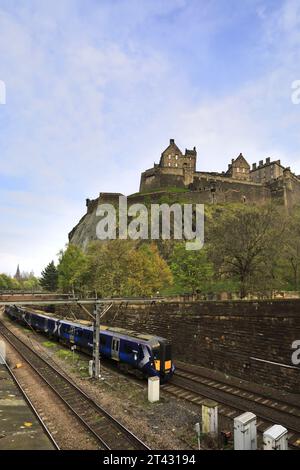 ScotRail 385033 in partenza dalla stazione di Edinburgh Waverley; Edinburgh City, Scozia, Regno Unito Foto Stock