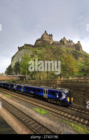 ScotRail 385101 in partenza dalla stazione di Edinburgh Waverley; Edinburgh City, Scozia, Regno Unito Foto Stock