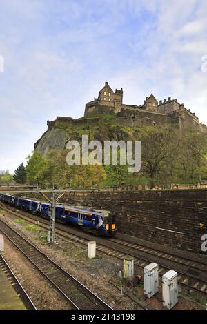 ScotRail 385107 in partenza dalla stazione di Edinburgh Waverley; Edinburgh City, Scozia, Regno Unito Foto Stock