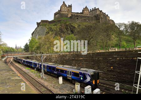 ScotRail 385121 in partenza dalla stazione di Edinburgh Waverley; Edinburgh City, Scozia, Regno Unito Foto Stock