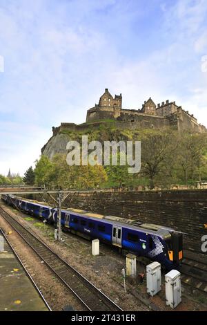 ScotRail 385033 in partenza dalla stazione di Edinburgh Waverley; Edinburgh City, Scozia, Regno Unito Foto Stock