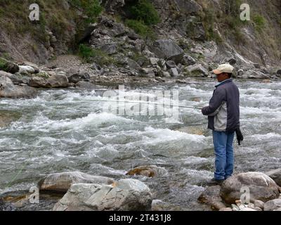 Pesca alla trota umana in Himachal Pradesh, nell'Himalaya indiano Foto Stock