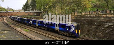 ScotRail 385033 in partenza dalla stazione di Edinburgh Waverley; Edinburgh City, Scozia, Regno Unito Foto Stock