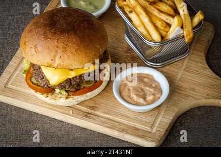 Vista dall'alto di un doppio cheeseburger con patatine e salse Foto Stock