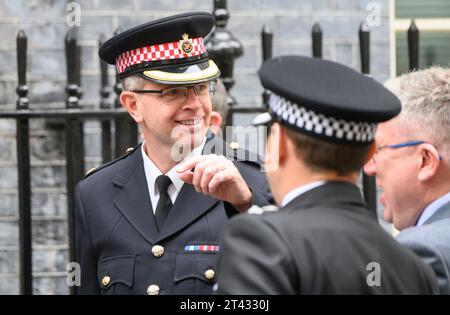 Il sovrintendente Patrick Holdaway - polizia della città di Londra - a Downing Street a seguito di un incontro sull'aumento del taccheggio, il 23 ottobre 2023 Foto Stock