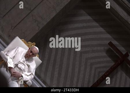 Città del Vaticano, Vaticano. 27 ottobre 2023. Papa Francesco conduce una preghiera per la pace nella Chiesa di San Basilica di Pietro in Vaticano credito: Maria Grazia Picciarella/Alamy Live News. v Foto Stock