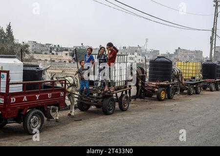 Rafah, territori palestinesi. 28 ottobre 2023. I palestinesi attendono un punto di rifornimento d'acqua per riempire i loro contenitori d'acqua, in mezzo alle continue battaglie tra Israele e il gruppo palestinese Hamas. Crediti: Abed Rahim Khatib/dpa/Alamy Live News Foto Stock