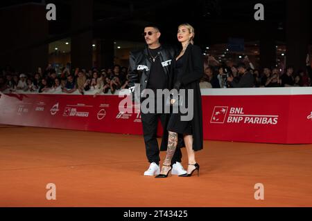 Roma, Italia. 27 ottobre 2023. ROMA, ITALIA - OTTOBRE 27: Noyz Narcos e Ludovica Melisurgo assistono ad un Red carpet per il film 'CVLT' durante il 18° Festival del Cinema di Roma all'Auditorium Parco della musica il 27 ottobre 2023 a Roma. (Foto di Luca Carlino/NurPhoto)0 crediti: NurPhoto SRL/Alamy Live News Foto Stock