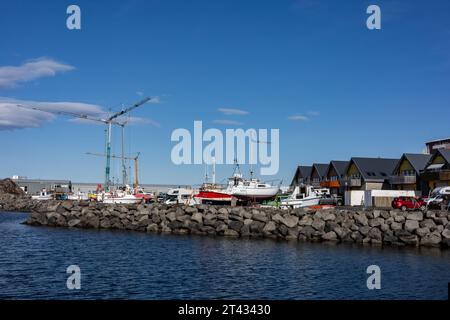 Reykjavik, Islanda - 25 settembre 2023: Attracco a secco di barche a vela e motoscafi nel porto di Karsnes, Kopavogur. Foto Stock