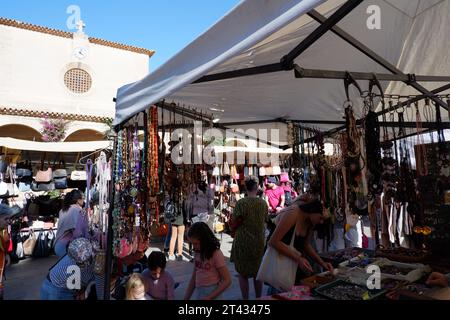 Il mercato settimanale si tiene ogni mercoledì nella piazza principale (Plaza Miguel Capllonch) a Port de Pollenca, Mallorca Puerto Pollenca Foto Stock